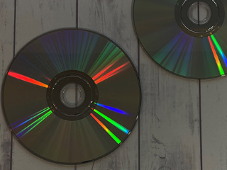 CDなどの光沢面にライトを当て、壁に反射させてみよう。