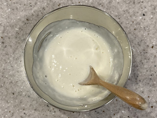 小麦粉（もしくは片栗粉）をボールに入れ、温水を少量ずつ入れて混ぜてクリームを作ろう。