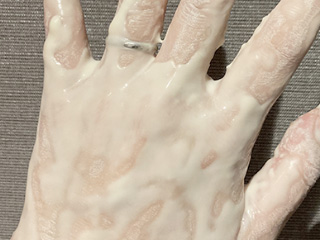 【1】で作ったクリームを両手全体に塗りこみ、乾燥するまで待とう。