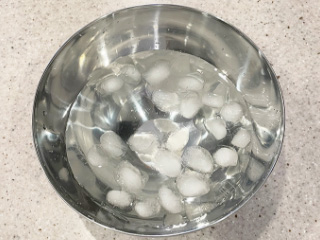 ボールに水と氷を入れて、ゆでたまごを冷やすための氷水を作っておこう。