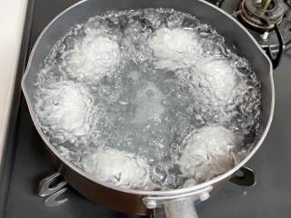鍋に水を入れて沸騰させ、お酢を入れた後でたまごを6個鍋に入れよう。