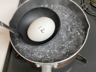 キッチンタイマーで時間をはかりながら2分毎にたまごを取り出し、氷水に入れて冷やそう。