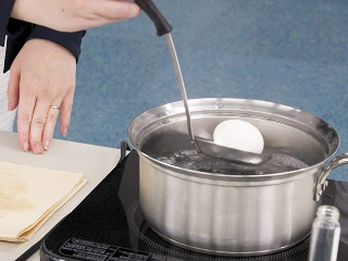 ゆでたまごを作る手順で10分程度ゆで、殻をむき、中身を確認してみてね。