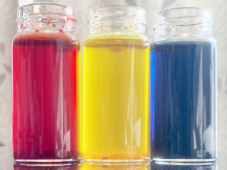 小さめの容器に染めたい色の食用色素を用意して、水に溶かそう。