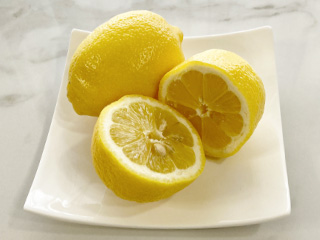 お皿にのせて、食べる前にレモン汁をかけよう。焼きそばの色はどうなるかな？