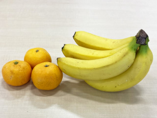 水を一定量入れた容器に皮のついたままの野菜や果物を入れよう。