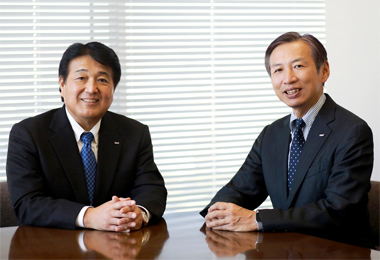 代表取締役会長 山田邦雄（右）・代表取締役社長 杉本雅史（左）